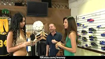 アマチュアの女の子は見知らぬ人からのセックスのために現金を受け入れる22