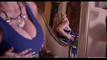 Сексуальная милфа Kelly Madison трясет своими огромными сиськами в синем платье