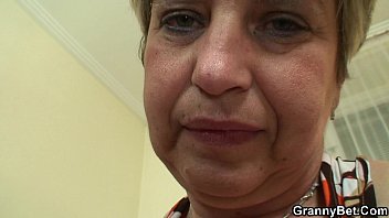 Молодой парень долбит старую бабушку на диване