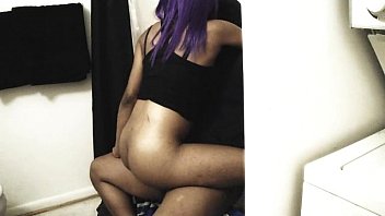 紫髪黒エモが公衆トイレでディックハードに乗る