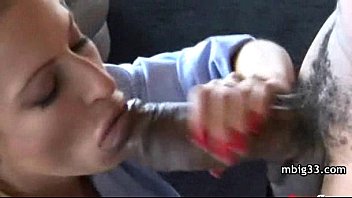 ホットな女の子は大きな黒いディックで彼女の大きなお尻をバウンスするのが大好き