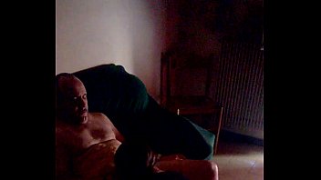 私のセクシーな妻は遅れた男の隣人を吸います。カッコールドビデオ