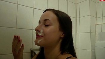公衆トイレで吸うとクソドイツのティーン