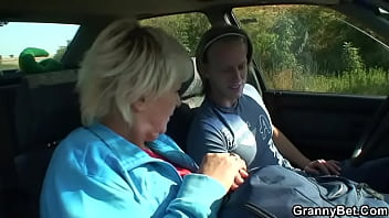 Старая сучка делает минет в машине, а затем выебана раком