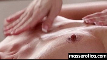 官能的なオイルマッサージがホットレズビアンアクション25に変わります
