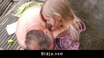 甘いティーンエイジャーと古いろくでなしの間の信じられないほどのセックス