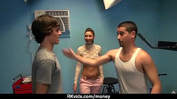 セクシーな自然のひよこはいくつかの乱暴なセックスのために現金を交換します10