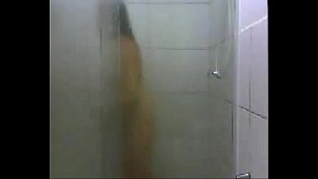 夫が撮影中にシャワーを浴びているシタラ「カムフロッグ」子猫」