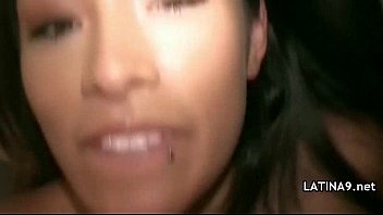 セクシーなラテン熟女の脱衣とクソ