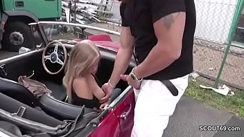 old guy fucks 18歳で、学校の後にスリムに止められたレナ