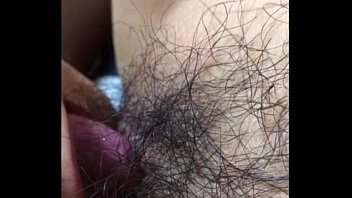Парень играет с соком из киски