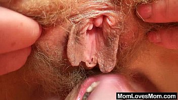 無精ひげを生やしたアマチュア-お母さんはひねくれたブロンドのダムにおもちゃにされる