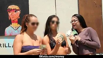 セクシーな自然のひよこはいくつかの乱暴なセックスのために現金を交換します1