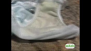 日本人の女の子が階段で外のパンティーを濡らします
