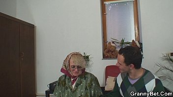Старушки хлопают в ее лысую киску