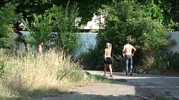 Giovane ragazza bionda teen PUBLIC sex street in pieno giorno