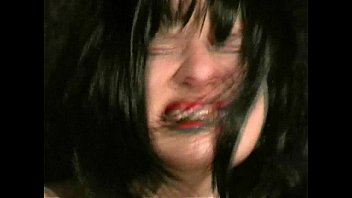 電気の痛みとカオスの衝撃的なBDSM