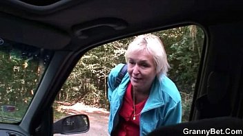 Старую бабушку сняли с дороги и трахнули