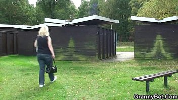 Бабушку отшпилили в общественном месте