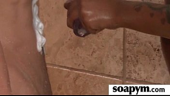 マッサージ師は巨大なコックを撫でて、絶頂25を味わう