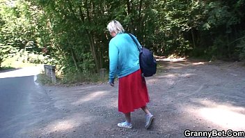 彼は外で80歳のおばあちゃんを拾って前髪をします