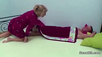 ママは義理の息子を起こし、お尻に入る
