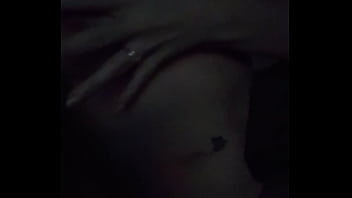 彼女の完璧なおっぱいに触れるティファニー
