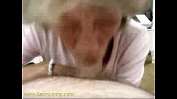 本当に激しくディックを吸っている角質のおばあちゃん