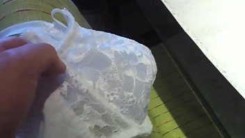 彼女のホテルの部屋で熟女をのぞき見