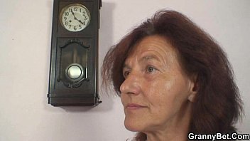 彼は後ろから古い針子とセックスします