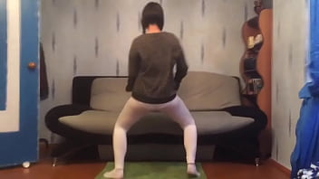女の子はエロティックなダンスを踊りたかったが、彼女は彼女のお尻を激しく振ったので彼女はがらくた
