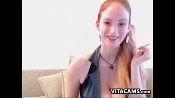 かわいい痴女は彼女の巨乳を披露します