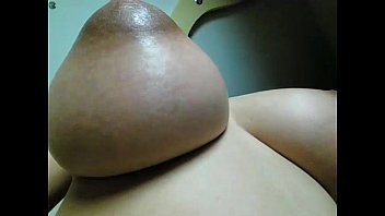 巨大な自然のおっぱいを持つ妻（熟女）がライブで録音されました。詳細については、sexxxcams.euにアクセスしてください。