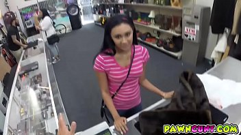 彼女のユーロ旅行のために彼女のかわいい猫をクソ