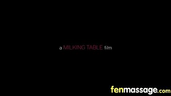 セクシーなのベイビーはマッサージテーブルで吸って、ファックします5