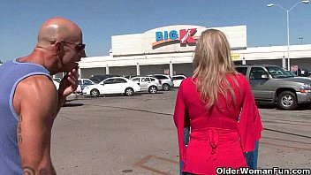 ボインの熟女サバンナジェーンは、ファックフェストのためにモールから迎えに来ます