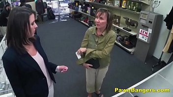 顧客は現金のために彼女の毛むくじゃらの猫にコックを取ります