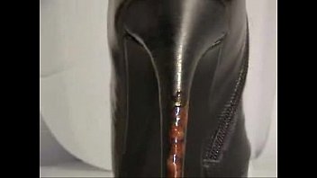デジインディアンBDSMミストレスアンシカはムンバイの家で厄介な足コキを実行します