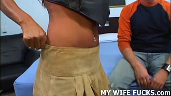 あなたの妻が完全な塊に犯されるのを見てください
