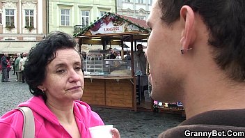 Старую бабушку-туристку сняли и трахнули