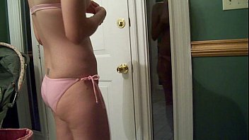 大きなお尻BubbleButtブルネットの女の子はピザ配達少年ピンクビキニのドアに答えます