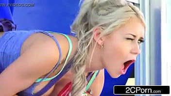 ホットドッグに奉仕して同時に犯されるホットなブロンドの美女