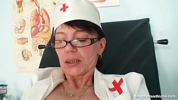 高齢のアマチュアママは眼鏡とラテックスの制服を着ています