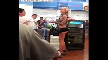 スーパーマーケットでお尻を見せてセクシーな自殺ブロンド