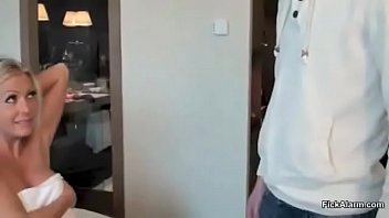 角質の十代の雌犬は次々に3人の男とセックスします
