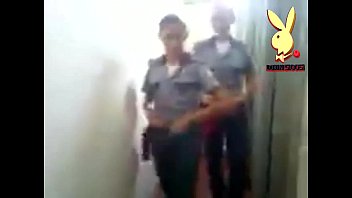 女性警察は制服を着て、ひもを見せてびっくりしています