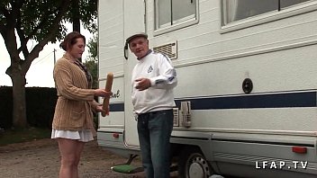 真面目な赤毛の売春婦が老人と輪姦で二度と侵入した