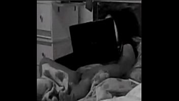 恥ずかしがり屋の妻が隠しカメラで自慰行為を捕まえた