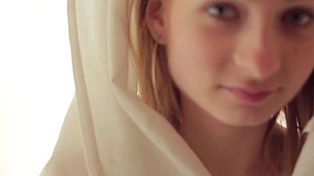 彼女の素敵なおまんこを見せている美しいチェコの女の子