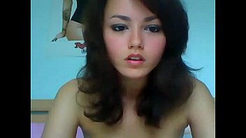 この女の子が裸で喫煙し、彼女の猫をこするのを見てください